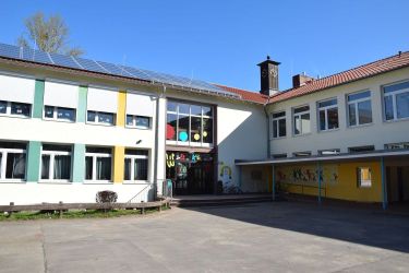 PETRIschule Eingang Schulhof