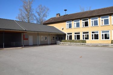 Brenkhausen barrierefreier Eingang vom Schulhof